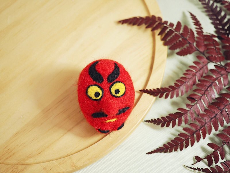 てんぐ是日本傳說中的一種生物，民間信仰常認為是妖怪，通常居住在深山之中，具有令人難以想像的怪力和神通，腰際懸著武士刀，穿著日式傳統高腳木屐，隨身帶著蓑衣以便隨時把自己隱藏起來，也具有不可一世的傲慢姿態