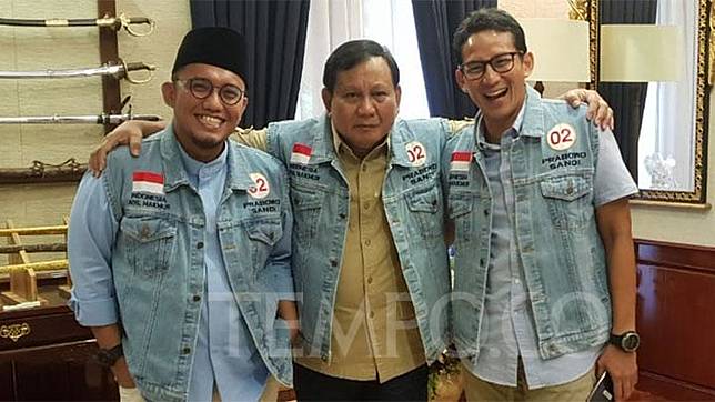 Koordinator juru bicara Badan Pemenangan Nasional Dahnil Anzar Simamjuntak, calon presiden Prabowo Subianto, dan calon wakil presiden Sandiaga Uno mengenakan rompi jins kostum baru mereka di rumah Prabowo, Jalan Kertanegara 4, Jakarta Selatan, Selasa, 23 Oktober 2018. Istimewa