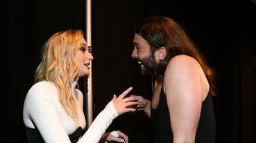 「珊莎史塔克」蘇菲特納迷妹模樣超可愛！VMA後台巧遇《酷男的異想世界》美髮專家喬納森凡奈斯