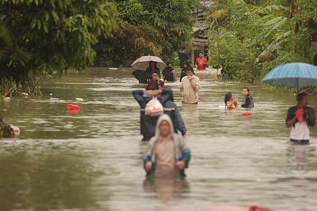 Asia Album: South Thailand's Worst Flooding In 50 Years 