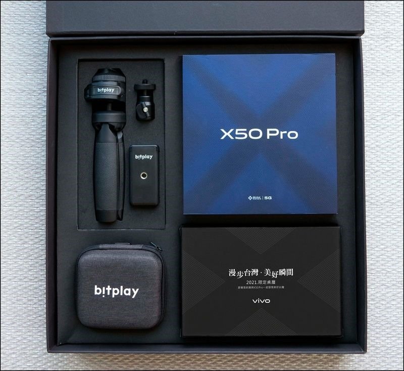 vivo X50 Pro專業攝影組內含bitplay多角度雙用腳架、bitplay AllClip Mini組合標準超廣角 微距鏡頭和2021限定桌曆。