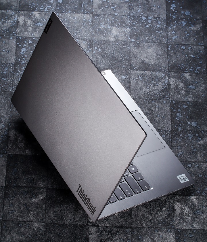 ThinkBook 定位為年輕使用族群的生產力工具，採用簡單設條與薄型設計，也較黑色的 ThinkPad 更加活潑。