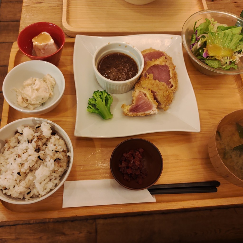 ユーザーが投稿した[定食]まぐろのレアカツの写真 - 実際訪問したユーザーが直接撮影して投稿した西新宿定食屋おぼんdeごはん 新宿ミロード店の写真