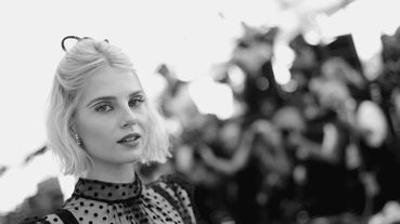 60年代風格繆思Twiggy接班人！復古女伶 Lucy Boynton穿搭精選