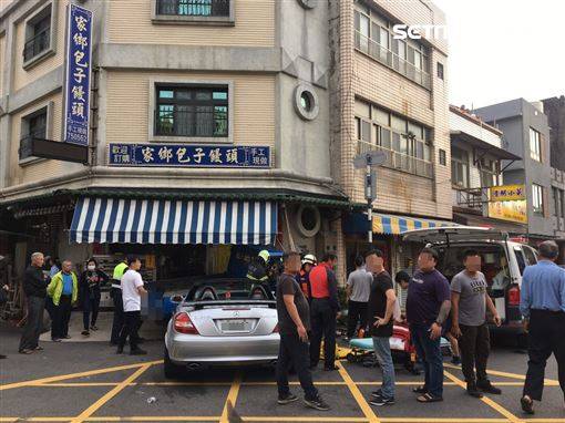 賓士跑車對決小貨卡　他慘被撞進店內