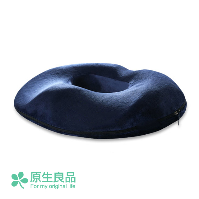 雙弧線設計，扶托腿部自然放鬆坐墊中空設計，保持臀部空氣流暢符合人體仿生構造，糾正不良坐姿立體設計，舒適透氣，呵護隱私處緩解久坐不適，減輕身體負擔★靠墊/腰墊推薦►溫感記憶棉護腰靠枕►舒適乳膠半月靠枕►