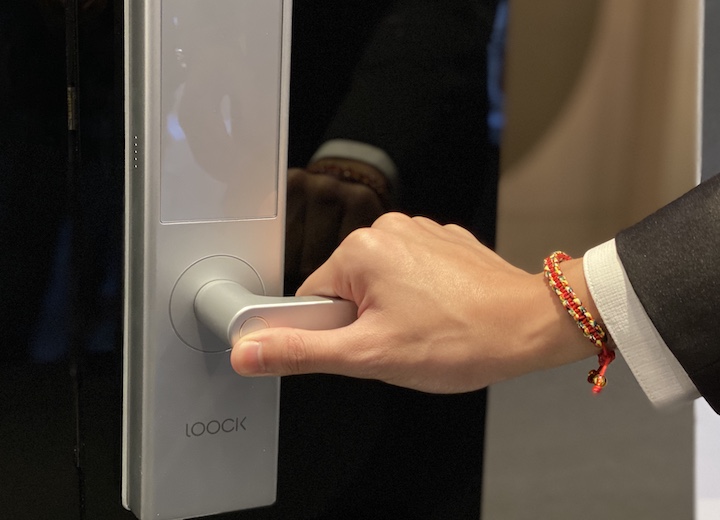 米客邦引進鹿客 LOOCK 智慧指紋門鎖，支援手機解鎖、行動電源充電、售價 13,900 元 | LINE購物