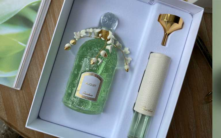 一年一度的幸福芬芳 典藏恆久的祝福(限量50組)，嬌蘭幸福永駐 鈴蘭淡香水縷金瓷卉蜂印瓶125ml+20ml／23,700元（圖／黃筱婷攝影）