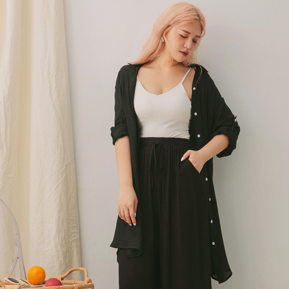 商品規格：‧品牌：AIR SPACE PLUS‧顏色：黑/杏/奶茶色系‧產地：香港,中國‧材質：100%滌綸‧適穿族群：中大尺碼女裝‧風格：日系, 韓系, 歐美, 約會‧洗滌方式：低溫洗滌, 分開洗滌, 反面洗滌, 手洗, 置入洗衣袋‧尺寸：FF‧內裡：無‧商品描述：微透感開釦襯衫，落肩設計更顯瘦。‧MODEL資料：‧Poppy 身高168cm／體重69kg／胸上圍Bust：98cm／胸下圍Bust：75cm／腰圍Waist：78cm／臀圍hips：110cm‧模特兒穿著尺寸：FF‧貼心小叮嚀★商品建議洗滌時反面放入洗衣袋或以手洗滌較可維持完整性唷！不能用烘乾機烘乾喔！★建議美眉們可搭配其他內搭穿搭，此款商品不包含model搭配的內搭及其他配件喔！★商品圖檔顏色因電腦螢幕設定差異會略有不同，以實際商品顏色為準，請見諒！★辦理商品退換貨時，商品如有贈品或配件，麻煩請一併寄回，否則視同缺件無法受理喔！★若有彩妝、口紅印沾染之商品&吊牌遺失等視同缺件，恕無法接受退換貨服務喔！