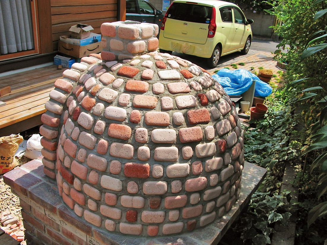 着脱可能な屋根つき！プチブリックで彩ったドーム型ピザ窯／DIYで