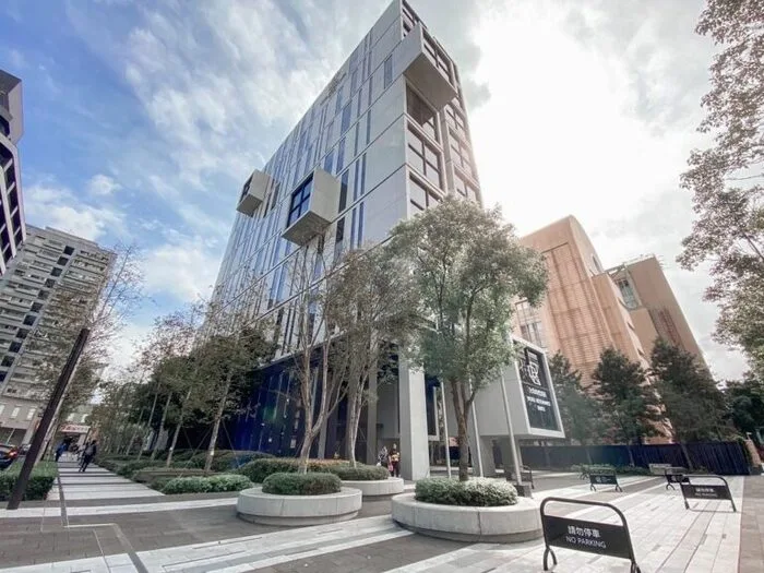 隸屬於知名飯店「希爾頓集團」旗下的【台北時代寓所】這間台北住宿，以電影膠卷盒為設計理念的建築，濃濃藝術感與設計感不說，最重要的早餐有別於一般飯店的自助餐，這裡特別邀請大家最愛的星巴克進駐飯店一樓，入住的房客們可以盡享高品質咖啡與餐點，享受包場星巴克的快感。