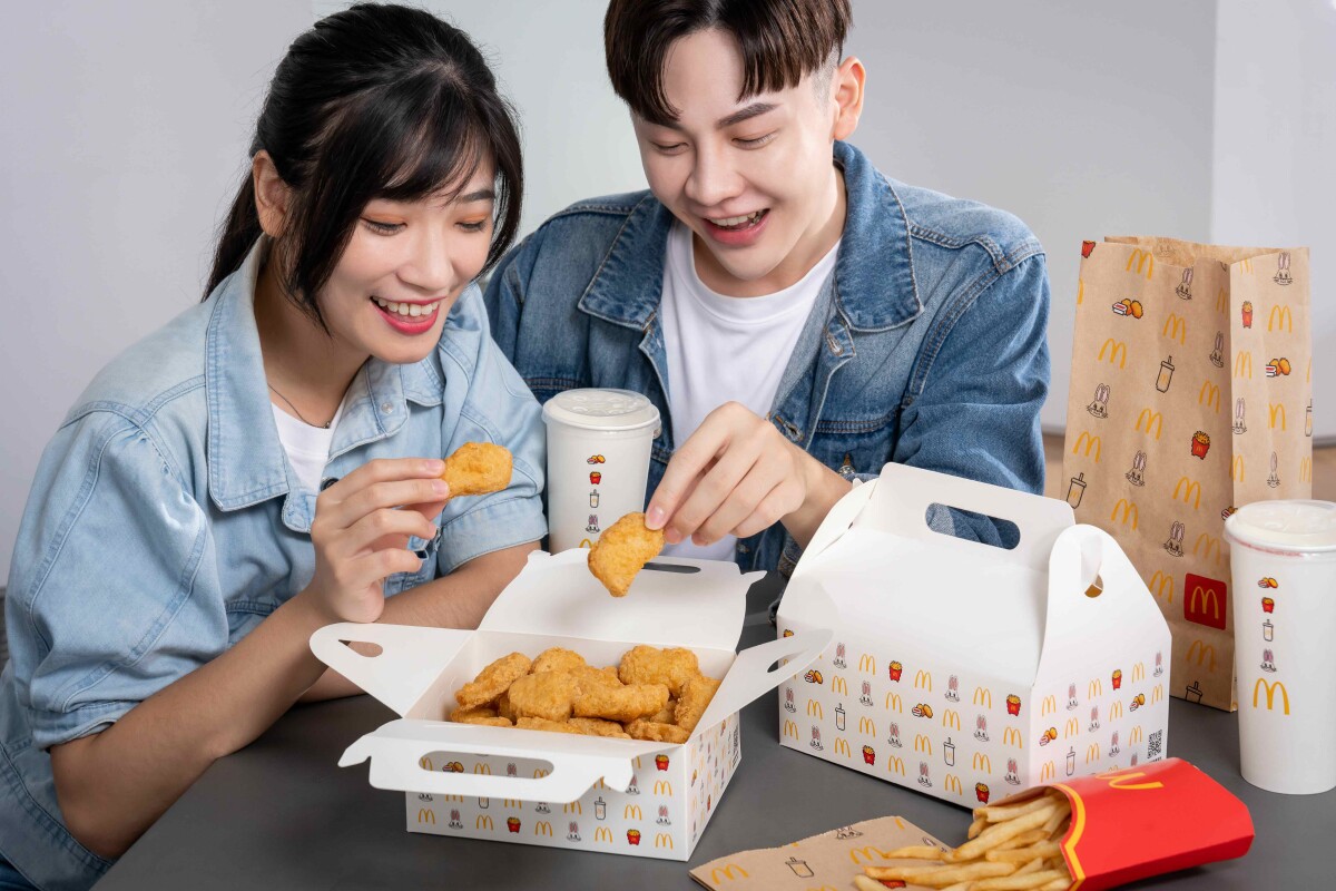 台灣麥當勞NewJeans聯名登場！麥當勞推NewJeans限定兔兔紙袋，再送NewJeans可口可樂