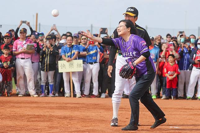 小英盃慢速壘球賽蔡總統開球 1 圖 中央通訊社 Line Today