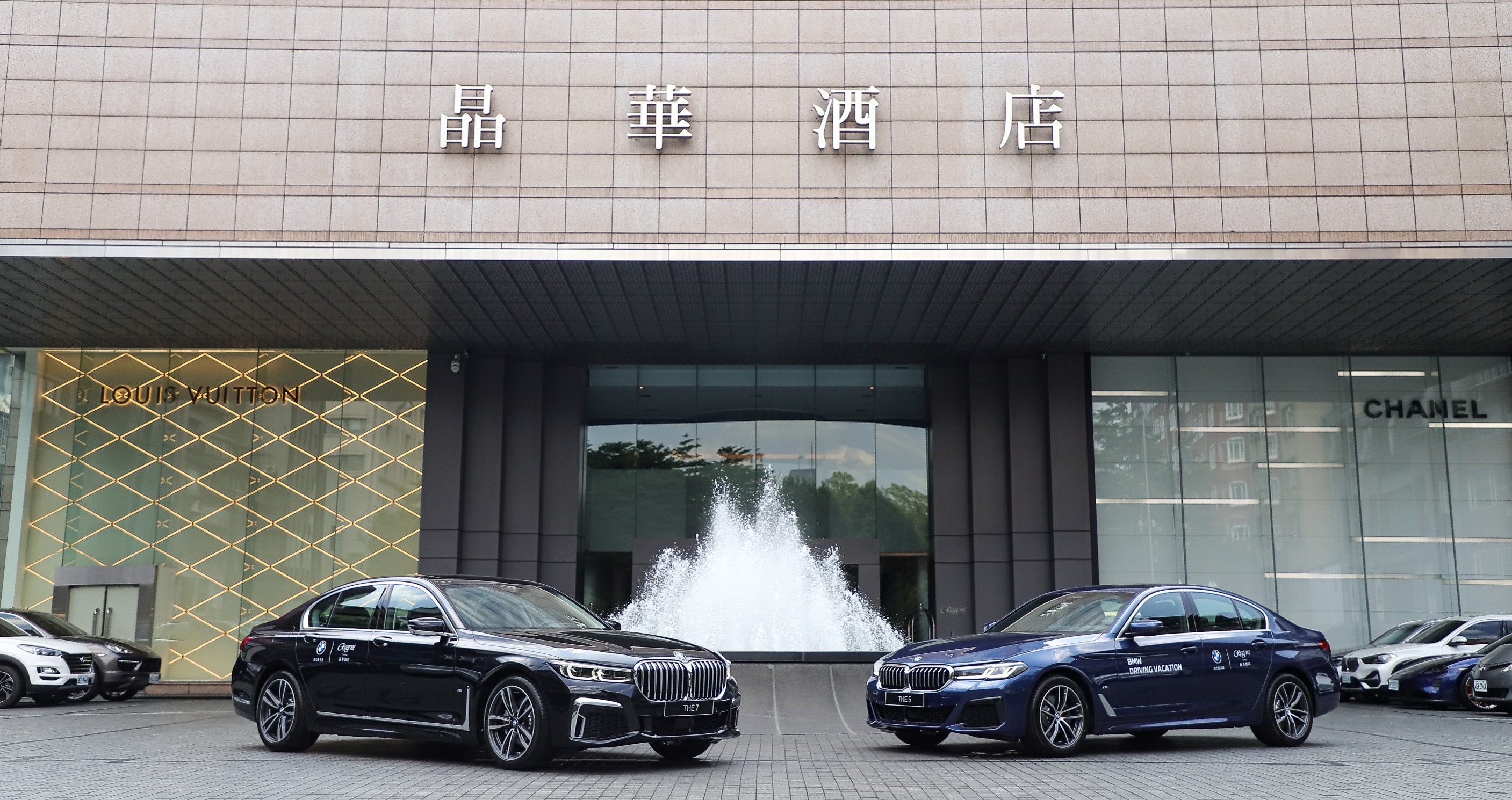 選擇台北晶華酒店專案，每晚只要6,800元起，即可下榻位於行政樓層的大班豪華客房，體驗全天候專屬私人管家服務與大班廊等尊榮禮遇，晚間可前往頂樓泳池畔的「城市星空電影院」觀賞精彩電影！(圖片提供/晶華國際酒店集團)