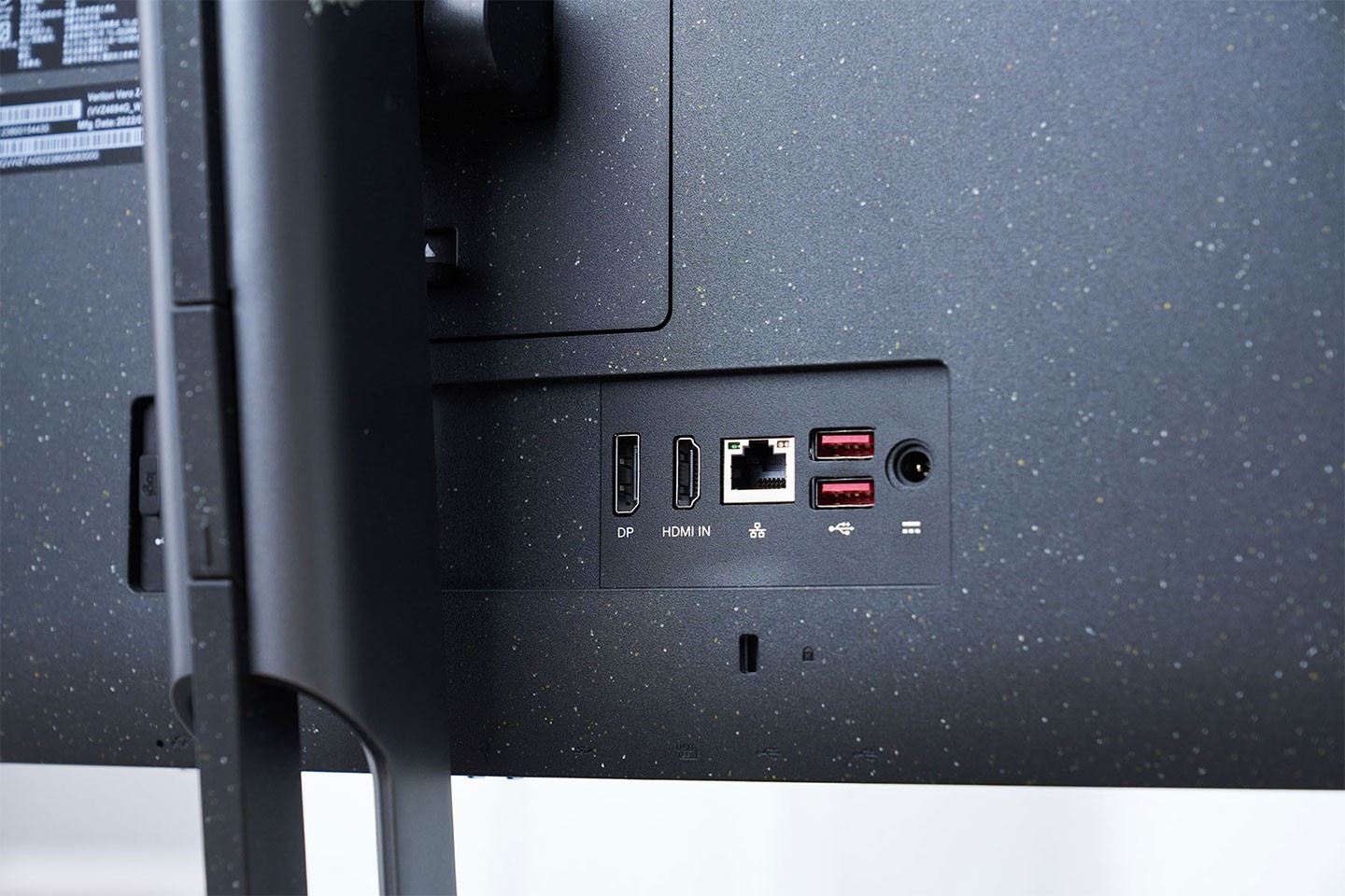 機背的連結埠包括一組 DisplayPort 與一組 HDMI 埠，RJ-45 網路埠、兩組 USB 3.2 Gen1 A 埠，一組電源接口。