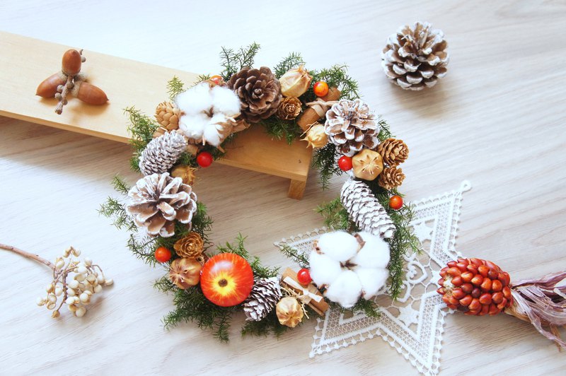 手作乾燥花/不凋花豐慶歡愉節慶花圈~ 尺寸: 直徑約23公分 材質: 不凋花、乾燥花、乾燥果實