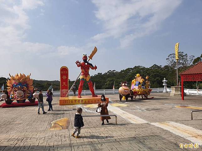 竹市普天宮 關公鋼鐵人 花燈多數遊客讚吸睛具創意 自由電子報 Line Today