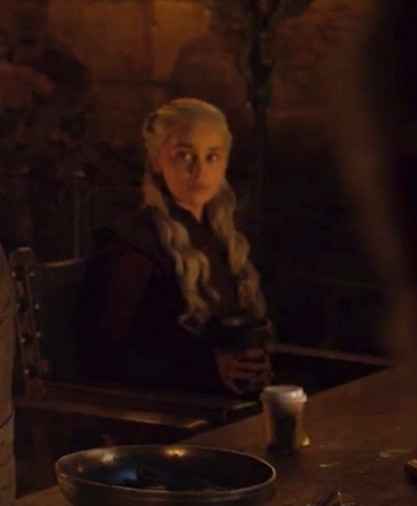 《權力遊戲》場景穿越出現星巴克外帶咖啡杯，網友笑稱：幫龍母外帶咖啡杯的店員慘了......