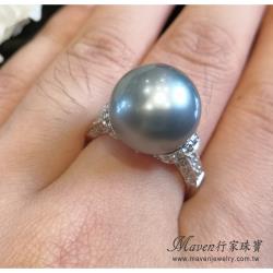 ◎精選天然頂級珍珠|◎閃亮鑽石襯托華麗寶石優雅非凡|◎款式優雅、顏色絕美商品名稱:【Maven行家珠寶】頂級天然南洋珍珠+天然圓鑽設計款白K金戒指品牌:Maven行家珠寶種類:南洋珠款式:戒指顏色:黑
