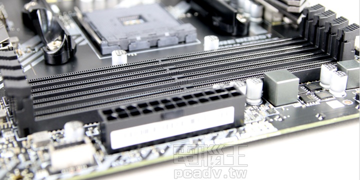 MAG X570 TOMAHAWK WIFI主機板內建4個DDR4記憶體插槽，可支援最高DDR4-4600（O.C.）傳輸速度，以及最大128 GB（單支32 GB）的記憶容量。 ▲ 除了M.2插槽外，MAG X570 TOMAHAWK WIFI主機板也提供了6個SATA 6 Gb/s連接埠。 ▲ 在24 PIN ATX電源接頭左側的前置USB 3.2 Gen 2插槽，可以透過纜線連接電腦主機前面板，來擴充出傳輸速度達10 Gbps的Type C連接埠。