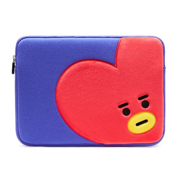 BT21 TATA 13吋筆電包 藍紫色的筆電包，搭上紅色的TATA，這麼跳痛的配色，超級時髦！ 把筆電放在TATA可愛的臉龐裡，單手拿著，既時尚又能防止筆電刮損。 產地：中國 材質：聚酯纖維、塑膠、