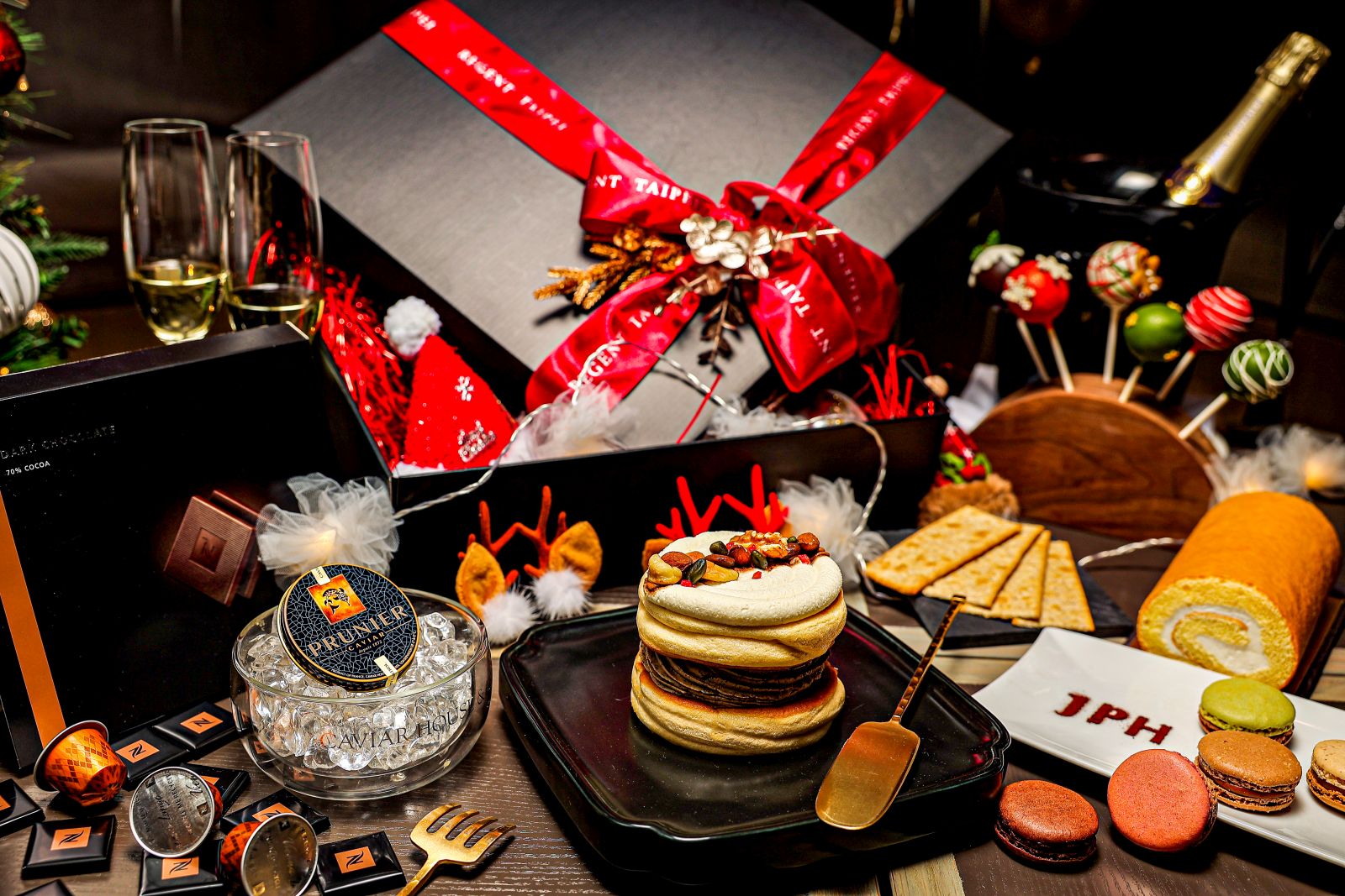 晶華酒店以麗晶精品多家知名甜點品牌集結而成的「聖誕甜點禮物盒」，外觀精緻、內容可口。(圖/台北晶華酒店)