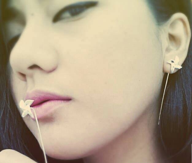 風車純銀耳環 我們想念夏季的微風.. : ) 生產地點／製造方式： 70% 手工製作，泰國手工製造 【請注意】 SMILE MORE 為泰國設計師品牌 本商品敘述由 Pinkoi 協助翻譯，商品會直接