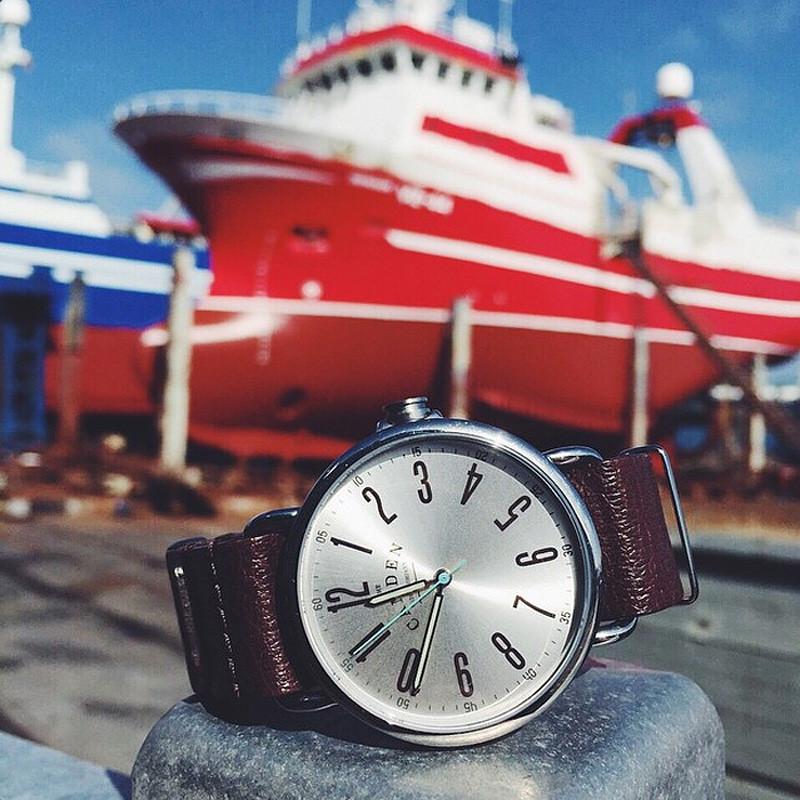 本店皮革商品採鞣製染色處理，另每塊皮革狀況不同，吃色程度也不相同，固有色度不均屬正常現象。 2. 附屬皮革背帶皆採植物染鞣製，經長時間日照或雨水浸溼皆可能使皮革本身顏色產生改變或水痕。 3. 附屬皮革