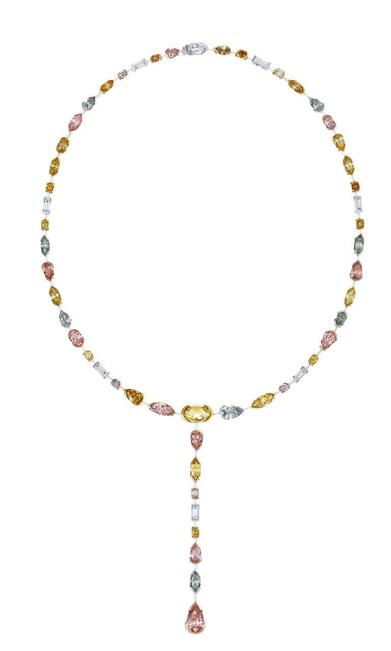 DE BEERS「Swan Lake」系列高級珠寶，18K黃金、玫瑰金與鉑金鑲嵌彩鑽項鍊╱17,000,000元。（圖╱DE BEERS提供）