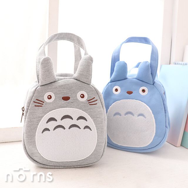 -日本宮崎駿動畫作品 龍貓經典角色大人小孩都超喜歡的豆豆龍化身為超可愛手提袋啦 -立體耳朵造型水汪汪的大眼睛帶著豆豆龍一起出門讓你每天都有好心情 -拉鍊式開口棉柔觸感材質內裏布與外袋配色一致側邊加寬設