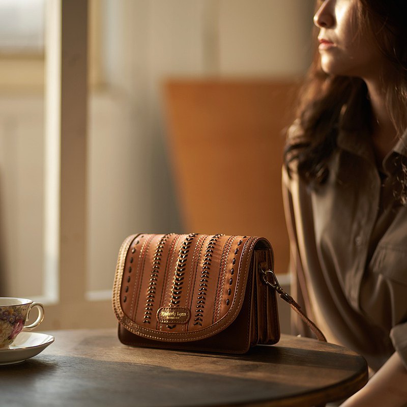 【商品詳情】 KLA設計師每天致力於「百變」最大化 不論是馬鞍包、風琴包、還是後背包 都能結合多款變化包蓋 變換出百種風格