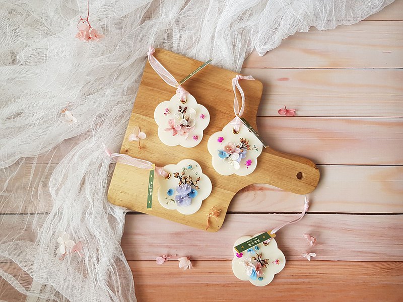 宛如美味可口的日式下午茶洋菓子造型香氛磚，兼具室內擴香和裝飾空間的功能，建議放置：收納櫃、衣櫃、工作桌、辦公桌．．．比起香氛石膏香味更持久、比起大豆蠟香氛磚更耐熱～味道淡了可再輕輕刮除背面就會持續有香