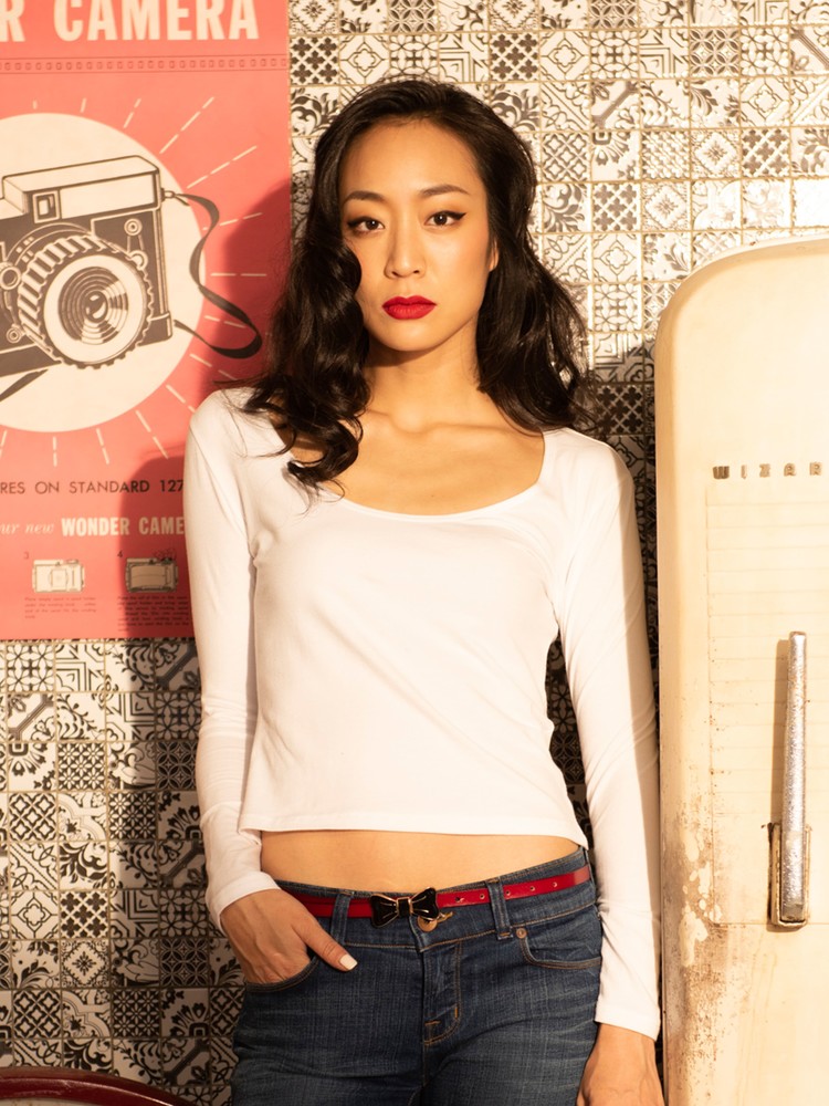 簡約百搭的U領長袖是女生們追求的款式，選擇頂級棉材質讓舒適度提升，圓領長袖女生會運用在秋冬做內搭搭配，衣長刻意設計短一點，可直接單穿不用內紮，營造街頭風格，大U領的設計打造圓領長袖穿搭、營造女人味。