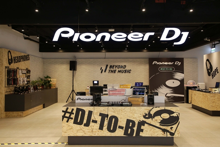 想當 DJ 不是夢！Pioneer DJ 在台上市入門款 DJ 控制器 DDJ-200，售價 5,500 元