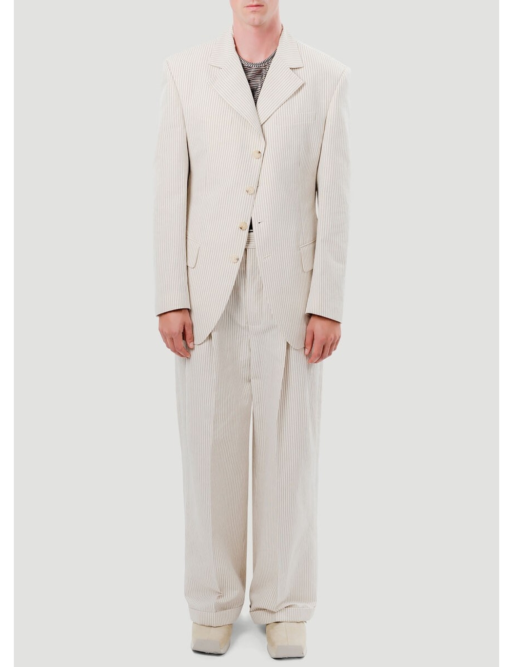 Eckhaus Latta的Sun Slack褲子採用標誌性的輕鬆，創新的設計方法，採用亞麻編織的工藝製造而成，具有全方位的細條紋圖案，皮帶環，前褶和後鈕扣貼邊口袋。 亞麻編織的技術製造 整體細條紋圖