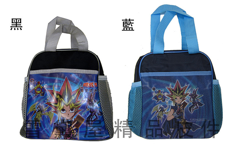 品牌 : 遊戲王 顏色 : 黑 . 藍 材質 : 防水尼龍布 尺寸 : 長21cmx高21cmx寬12cmx提帶長14cmx0.15kg ** 正版授權公司貨商品** **符合國家標準檢驗合格-兒童用