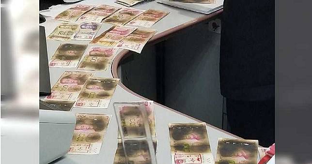 怕錢上有病毒！鈔票「微波爐消毒1分鐘」飄焦味　大媽急哭：不能用了