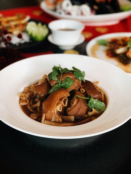 iPhone 美食攝影達人教你怎麼拍年菜，找角度、找手模、善用修圖軟體拍出團圓澎湃感