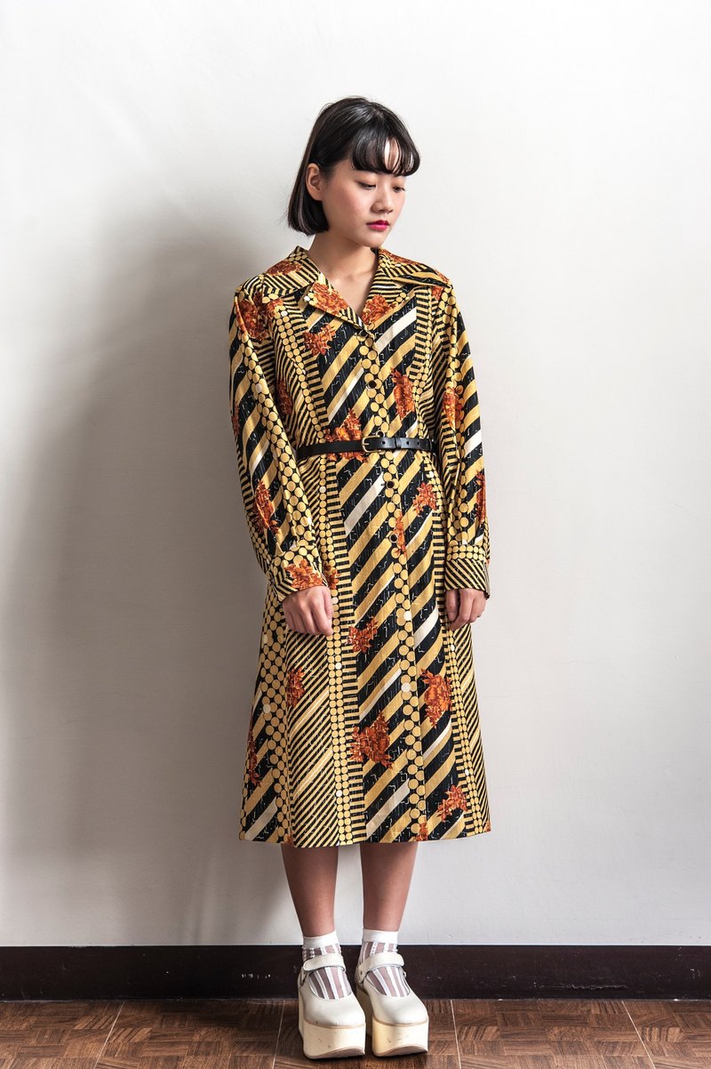 【尺寸資訊】 肩寬37.5｜胸寬54｜總腰圍98｜衣長105｜袖長55 Model 身高155 cm｜體重45 kg (平放平量 單位cm) - 【服裝資訊】 舒適彈性布料 / 大領設計 無內裡 / 