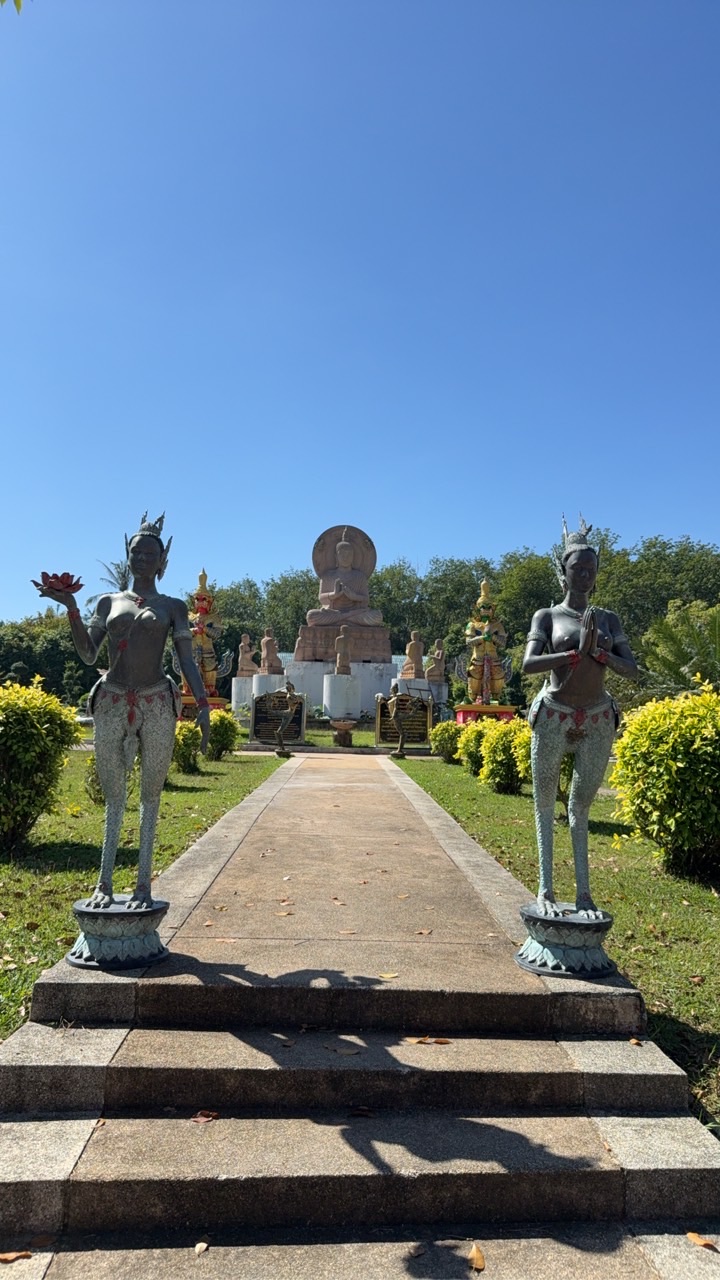 ผู้ปฏิบัติธรรมวัดบางเสียด