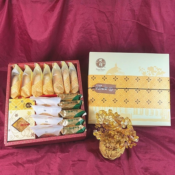 小五福禮盒n蜂蜜太陽餅*4入n黃金太陽餅*3入n鳳梨酥*5入n杏仁酥*1盒n牛奶小太陽*4入