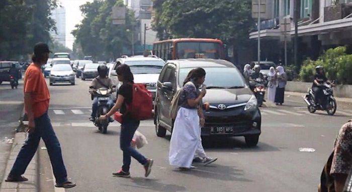 Street Manners Pejalan Kaki Harus Diprioritaskan Tapi Jangan Nyeberang Sembarangan Juga Gridoto Line Today