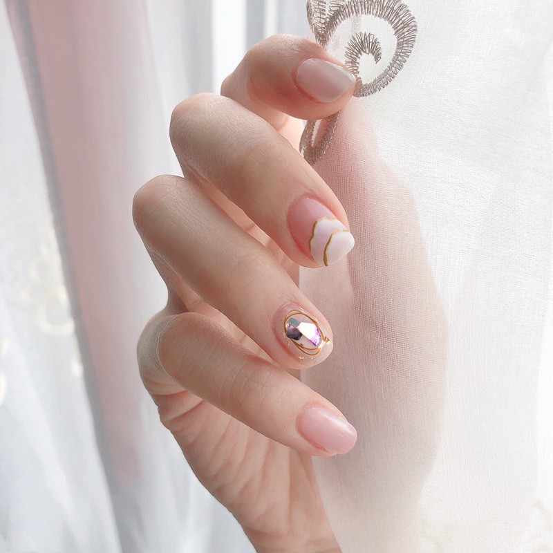 **此款的貝殼飾品因每片的大小及形狀不同,每片都會不一樣,介意的買家請勿下單喔~**此款甲片背後已有果凍背膠，一撕即貼款產品優勢1)薄型伏貼款—更貼合您的指甲2)一撕即貼好快速，好方便3)上層光療，光