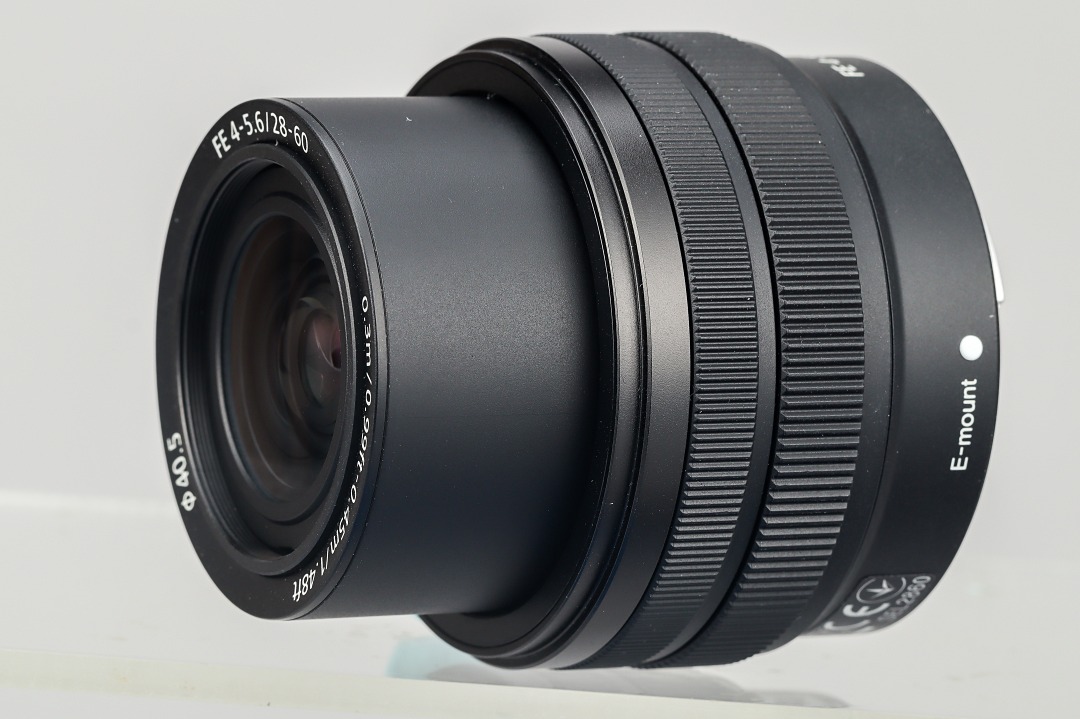 新推出的 Kit 鏡為 28-60mm F4-5.6，採用收納設計以縮減體積。