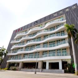 限加2人。(含早餐、晚餐及備品)。兒童定義：7歲以上之孩童一律佔床，視同大人收費(若未事先告知，須依飯店現場規定酌收費用)幼兒定義：6歲以下之幼兒1名可與大人同住不佔床免費，不包含票券內容。入住時間/