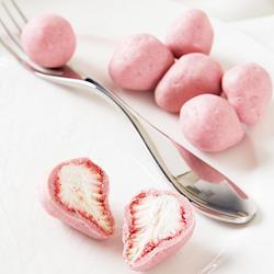 ◎選優質大湖草莓，真空乾燥處理|◎結合柔順白巧克力，一層又一層批上草莓外表|◎令人驚喜的酥脆口感，口齒留香品牌:巧克力雲莊品牌國家:台灣類型:巧克力種類:白巧克力葷/素:全素保存方法:25℃以下陰涼乾