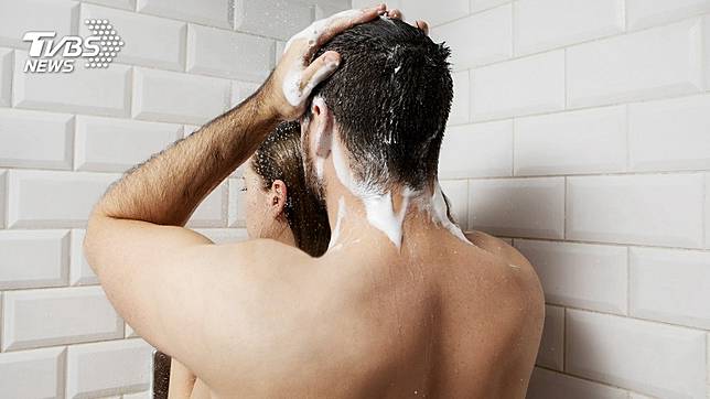 1名人夫手殘，誤將自己和小三的共浴照傳給妻子。(示意圖／TVBS)