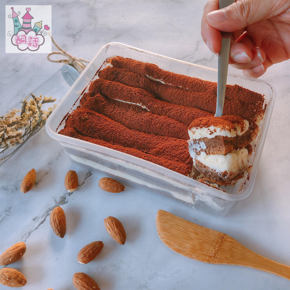 所選用的食材大多從美國進口，糖是選用好的天然代糖，不用一般糖或是不好的阿斯巴甜。 ️甜點均以低溫配送運費$200元( 為保障品質僅配送台灣本島 ) 以冷凍宅配寄出，收到後冷藏6小時回溫即可食用 食用方