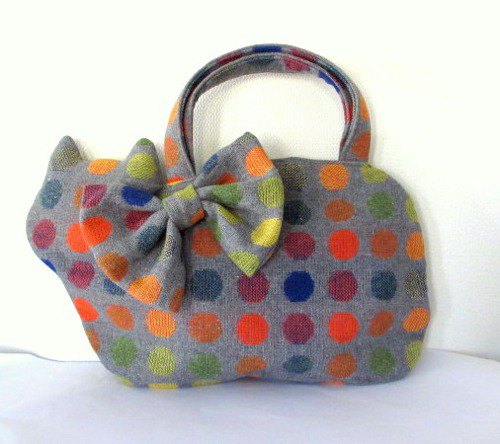 色帶是可移動的（這是胸針），因此可以將其連接到貓的脖子上，如圖所示。您可以稍微改變一下位置，或者穿外套或帽子^^ 我在灰色的背景上使用漂亮的面料和暖色的彩色圓點圖案。點不太好，有點大，所以我認為顏色很