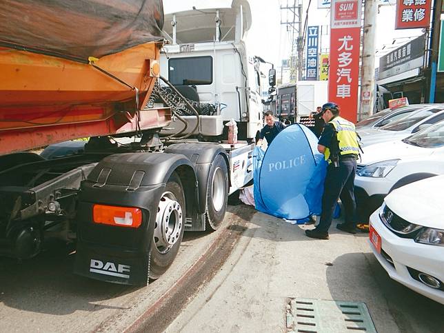 今年大學剛畢業的張姓、魏姓同班同學相約出遊，卻慘死砂石車輪下。